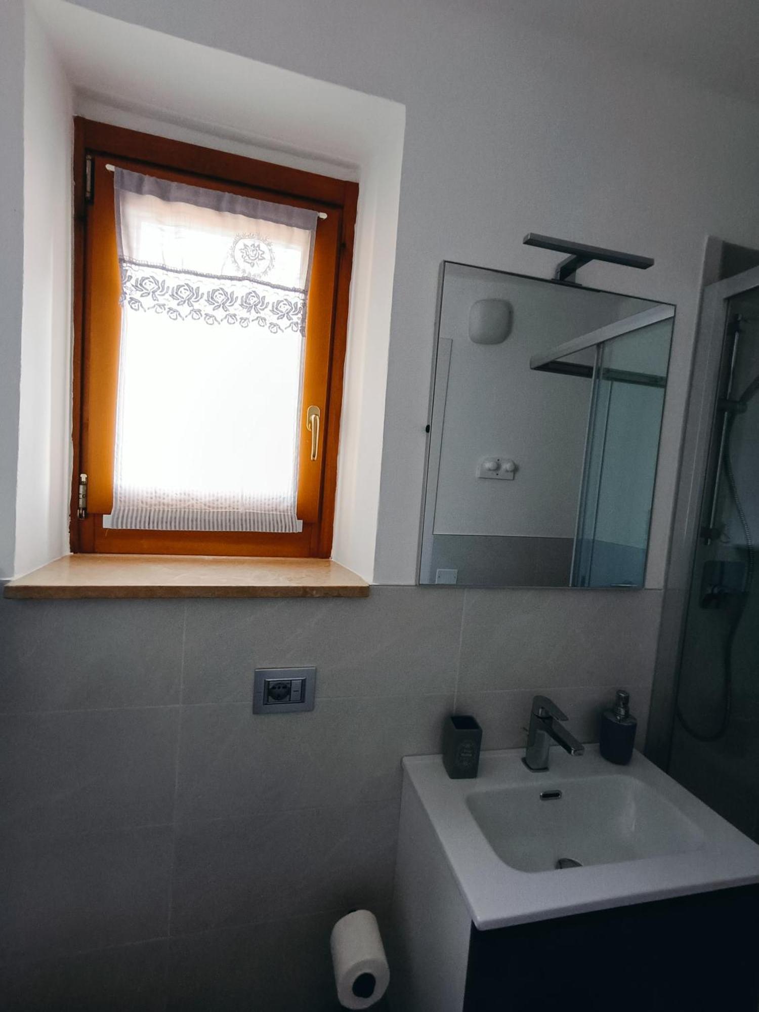 Casa Lisetta, 3-Room Apartment With Lake View Torri Del Benaco Exterior foto